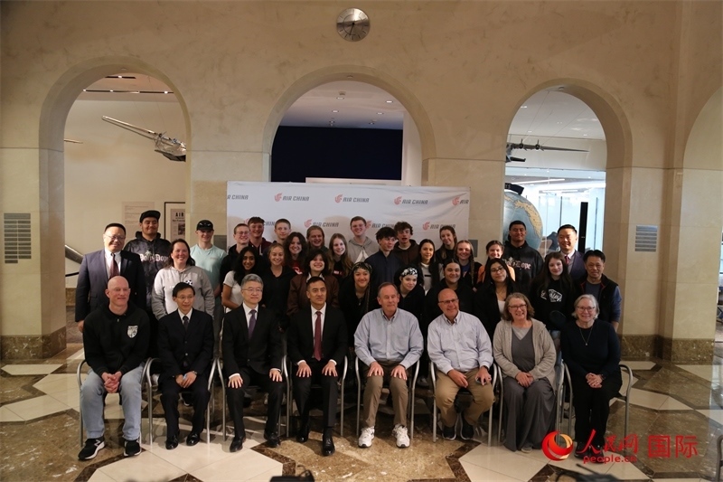 美國高中學(xué)生交流團全體與前來送行的各方代表合影。人民網(wǎng)記者 鄧圩攝