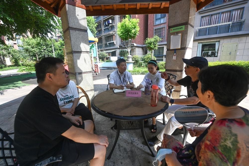 △2023年7月21日，在位于浙江杭州臨安區(qū)錦南街道水岸陽光小區(qū)的陽光議事廳，街道干部在聽取居民們反映的問題及意見。