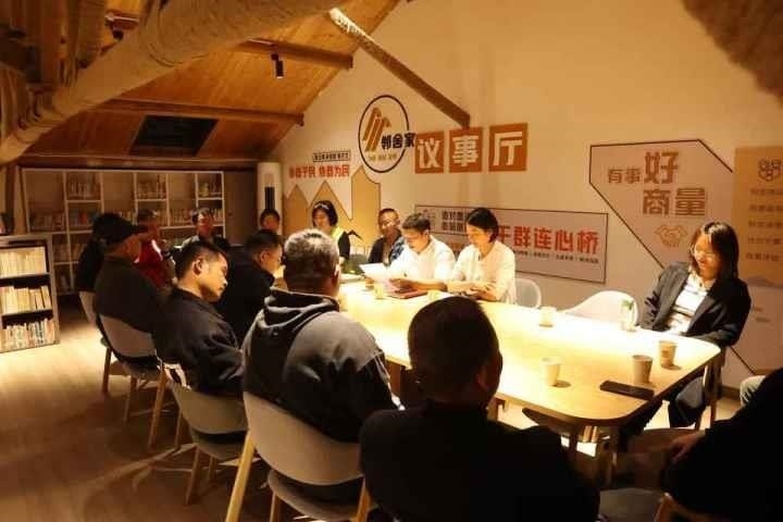 △浙江金華武義縣后陳村“鄰舍家”協(xié)商議事會討論舊村改造事宜。