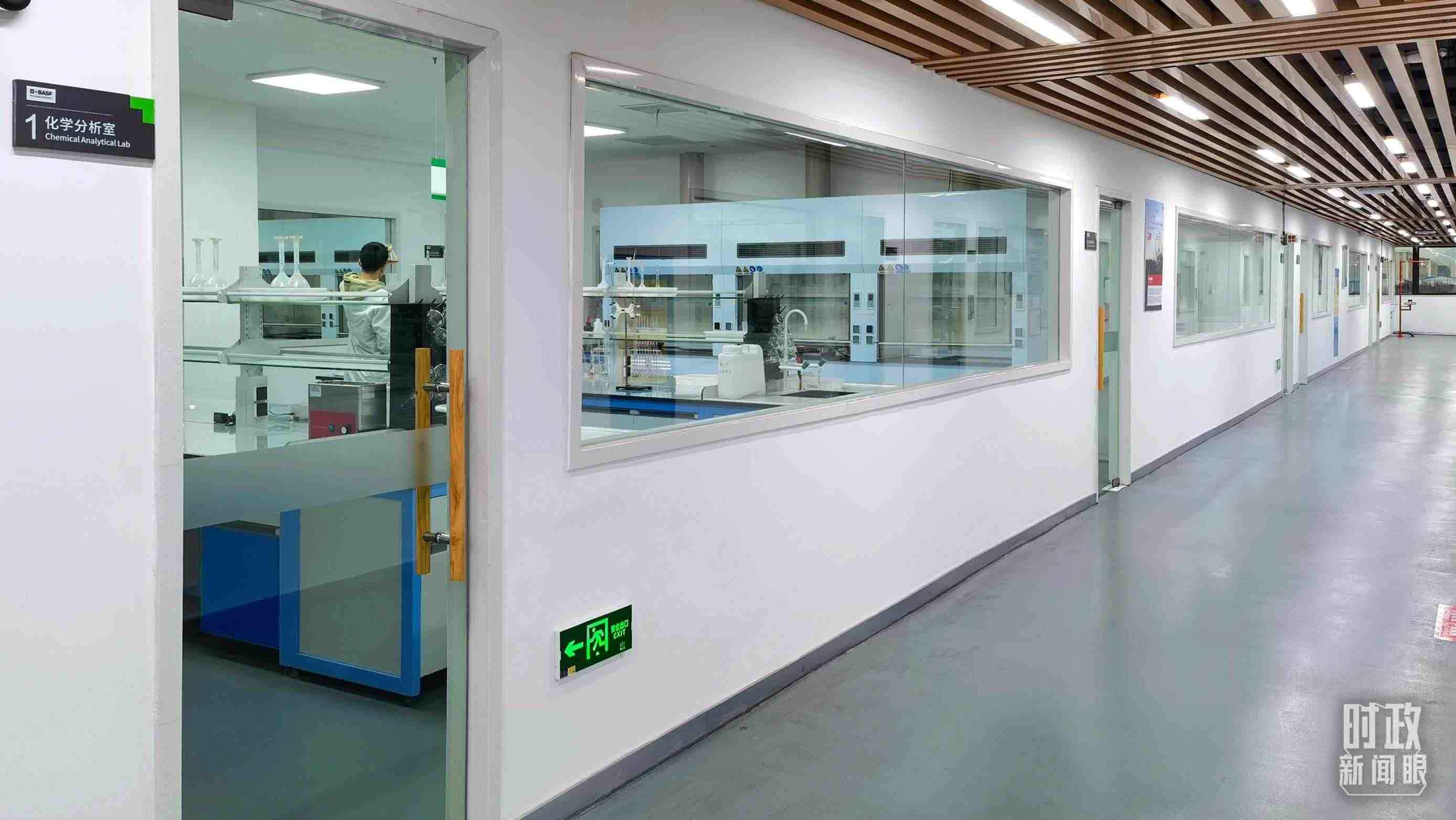 △巴斯夫杉杉電池材料有限公司化學(xué)分析室。（總臺(tái)央視記者石丞拍攝）