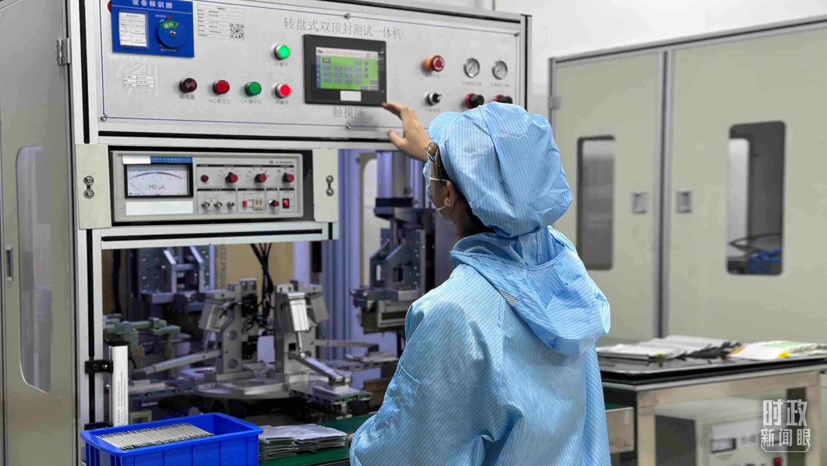 △企業(yè)電池技術(shù)中心內(nèi)，員工正在進(jìn)行電池封裝。（總臺(tái)央視記者盧心雨拍攝）