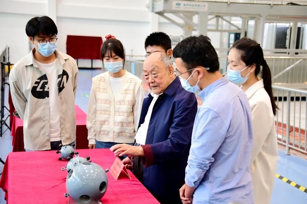 楊士莪院士在實(shí)驗(yàn)室指導(dǎo)學(xué)生。哈爾濱工程大學(xué)供圖