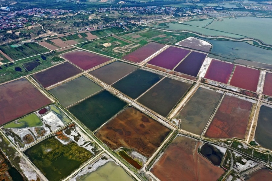 這是2023年7月11日拍攝的山西運城鹽湖一角（無人機照片）。按照“生態(tài)優(yōu)先、保護為主、適度開發(fā)”的原則，2020年9月，運城市全面停止鹽湖范圍內(nèi)的工業(yè)生產(chǎn)活動。近年來，千年鹽湖正在向生態(tài)保護、風(fēng)貌重塑、產(chǎn)業(yè)轉(zhuǎn)型、全域旅游的“綠色發(fā)展”轉(zhuǎn)變。