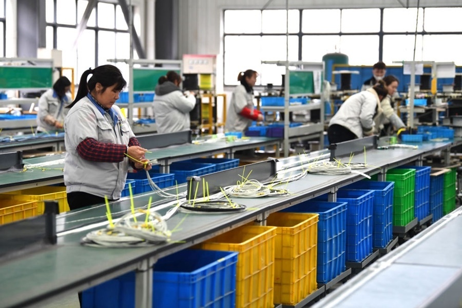 2022年2月16日，工作人員在安徽省滁州市汊河軌道交通裝備產(chǎn)業(yè)園的一家軌道交通裝備企業(yè)生產(chǎn)線上忙碌。安徽省滁州市來安縣汊河鎮(zhèn)地處皖蘇交界，緊鄰南京市江北新區(qū)。近年來，來安縣成為承接南京產(chǎn)業(yè)轉(zhuǎn)移的前沿陣地，汊河這個曾經(jīng)的傳統(tǒng)農(nóng)業(yè)小鎮(zhèn)緊抓機遇，開始深度融入長三角，參與產(chǎn)業(yè)協(xié)作分工。產(chǎn)業(yè)園吸引了越來越多長三角地區(qū)軌道交通企業(yè)入駐，形成了鐵路客車、城際軌道零部件研發(fā)、生產(chǎn)、銷售的產(chǎn)業(yè)集群。