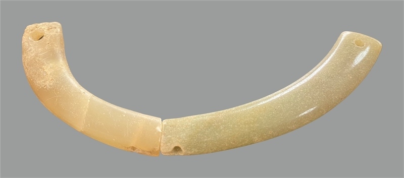 馬家浜文化晚期玉璜。中國文物報(bào)社供圖