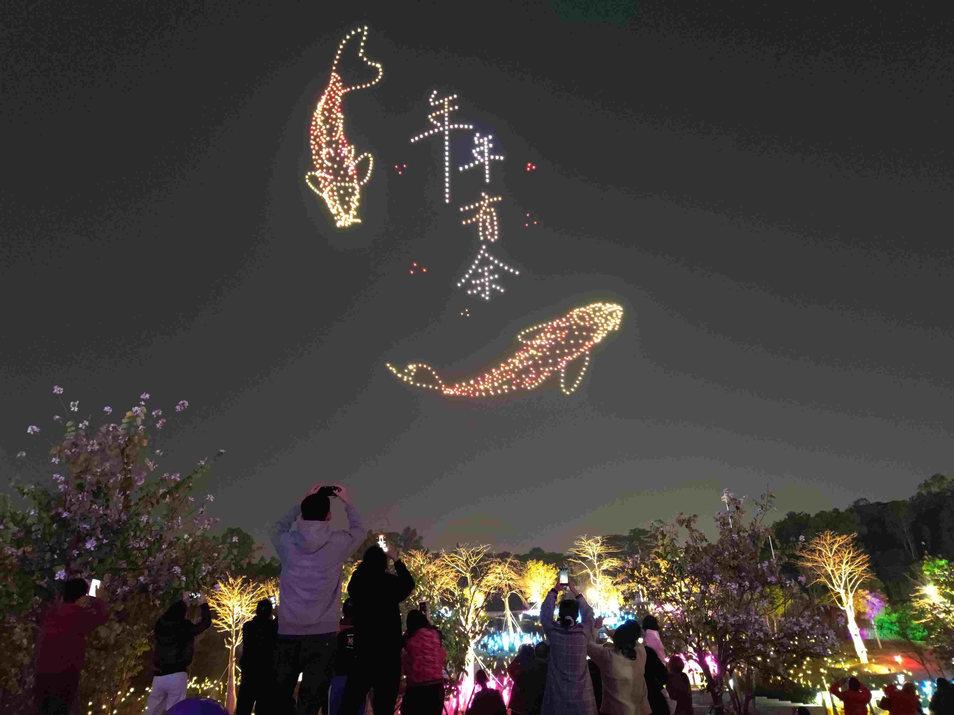 △ 2024年2月10日，深圳北站中心公園，春節(jié)主題無人機燈光秀引來眾多游客駐足觀看。