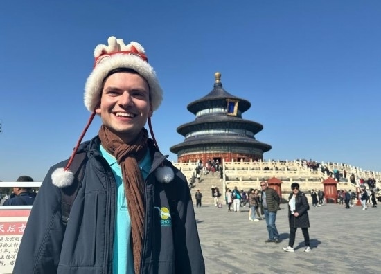 3月20日，德國游客馬克西米利安在北京天壇公園參觀游覽。新華社記者 楊淑君 攝