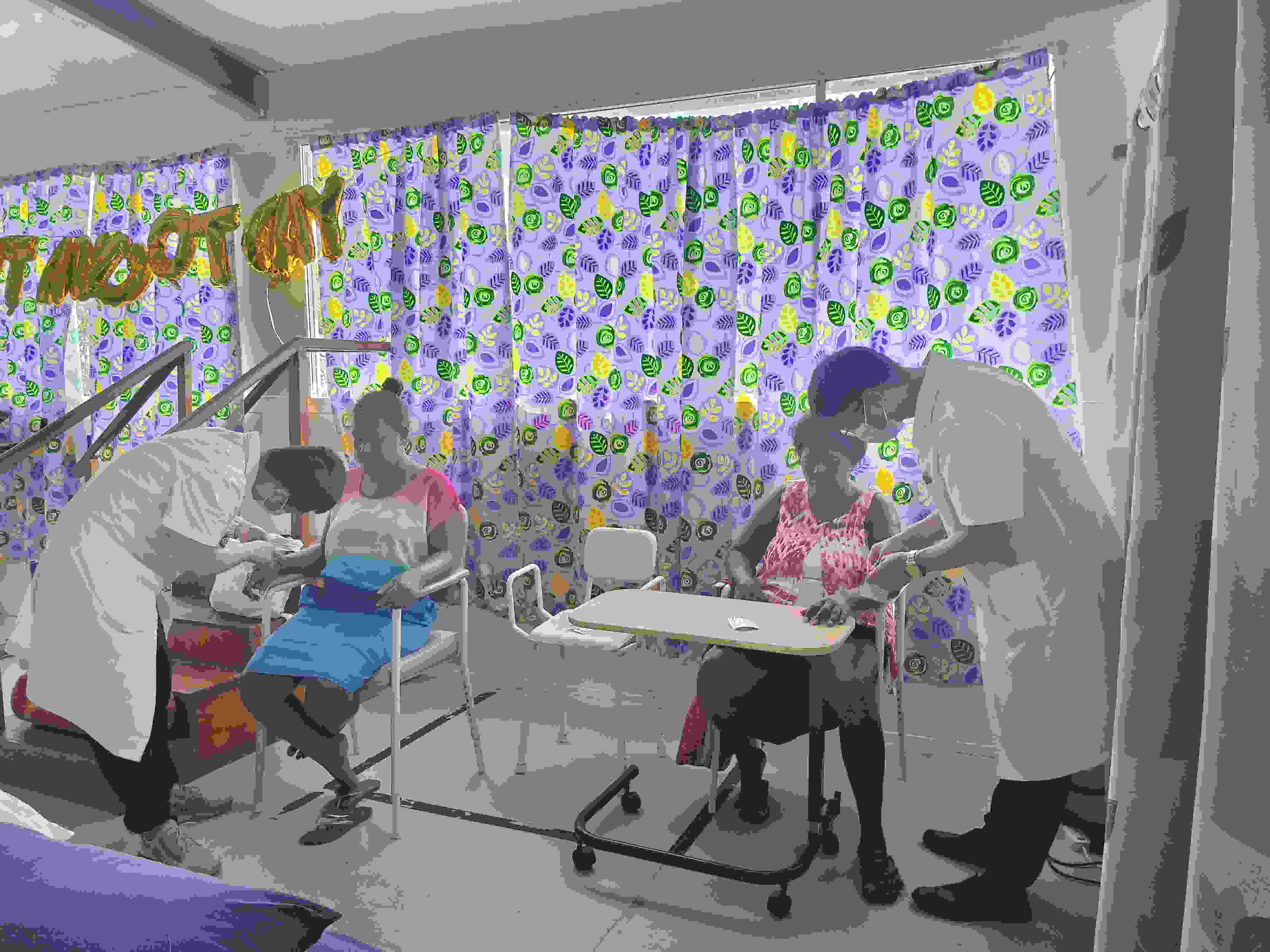 2023年7月3日，中國援助所羅門群島醫(yī)療隊(duì)針灸大夫在所羅門群島首都霍尼亞拉國家轉(zhuǎn)診醫(yī)院為患者治療。