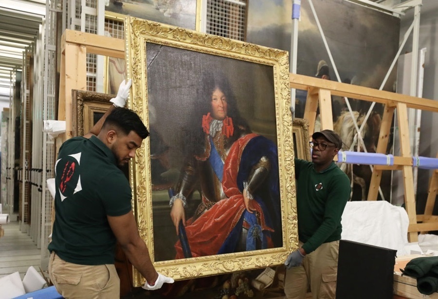  2024年3月11日，在法國巴黎近郊的凡爾賽宮，工作人員準備打包油畫《路易十四戎裝像》。在2024年中法建交60周年暨中法文化旅游年之際，凡爾賽宮和故宮博物院將于4月至6月在故宮共同舉辦“凡爾賽宮與紫禁城”展覽。凡爾賽宮工作人員將70余件法方展品打包裝箱，計劃在不久之后將其運往北京。新華社記者 高靜 攝