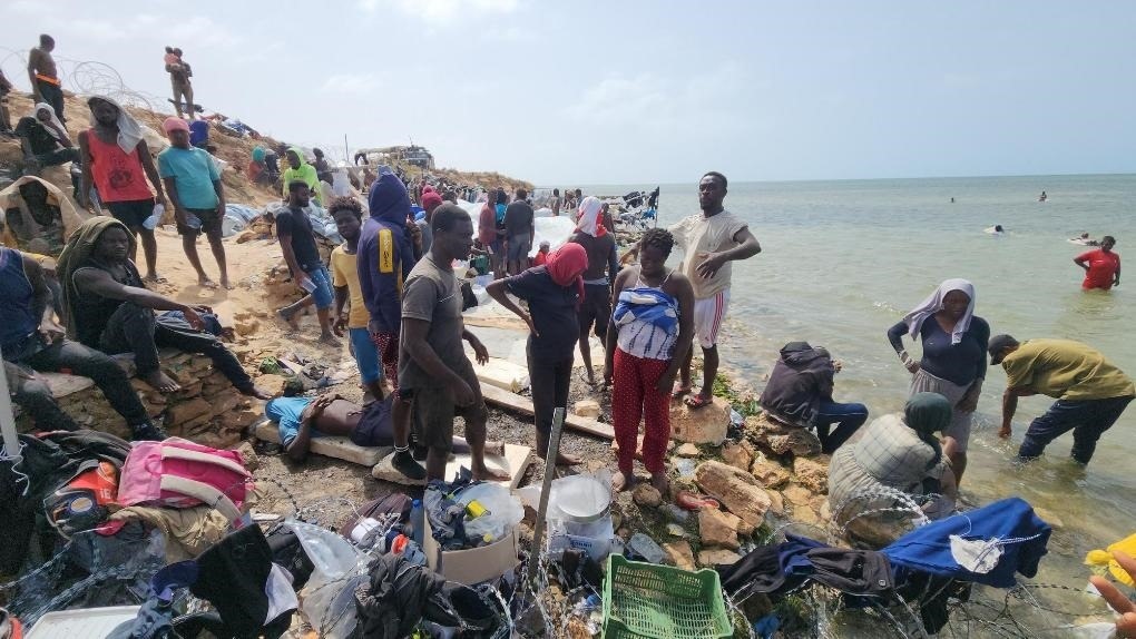 2023年7月26日，在突尼斯與利比亞邊境的艾季迪爾角，眾多移民滯留在地中海海岸邊。新華社發(fā)（哈姆扎·圖爾基亞攝）
