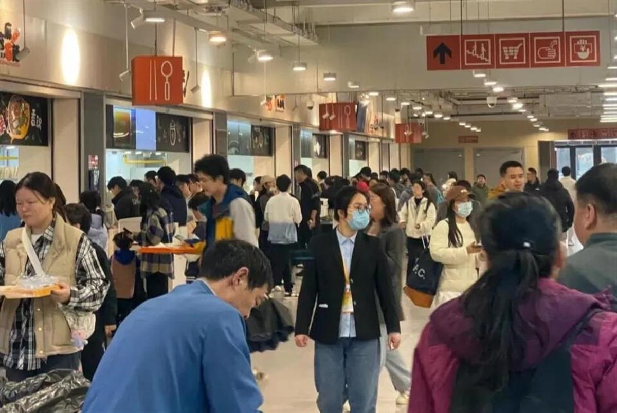 A復(fù)旦大學(xué)食堂因外來“干飯人”太多.jpg