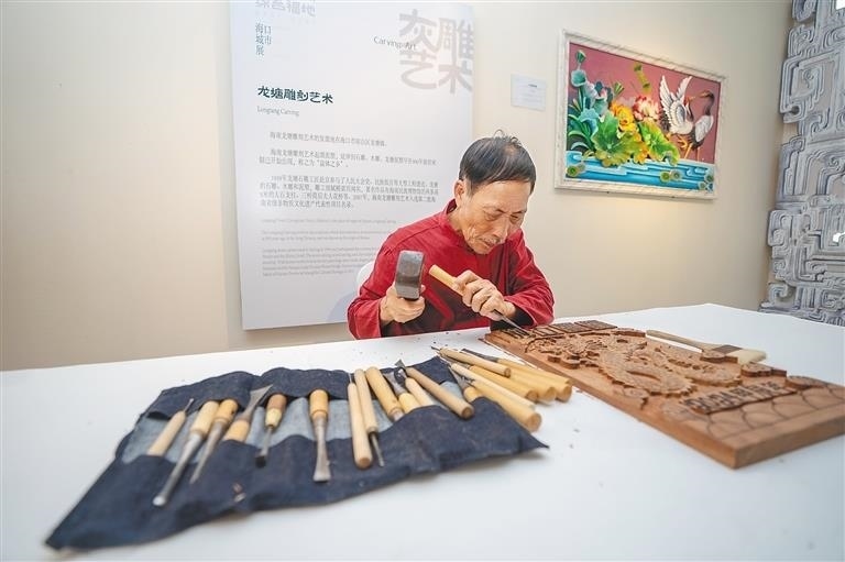 △2024年3月25日，在博鰲東嶼島文化公園?？诔鞘姓宫F(xiàn)場(chǎng)，非遺傳承人展演龍?zhí)恋窨趟囆g(shù)。