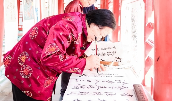 杏花節(jié)書畫展上書法家現(xiàn)場創(chuàng)作。受訪方供圖