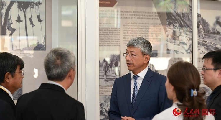 陳海大使了解中國遠(yuǎn)征軍紀(jì)念館情況。人民網(wǎng)記者 謝佳君攝