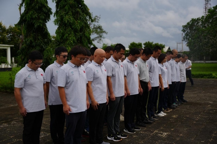 醫(yī)療隊(duì)隊(duì)員默哀。中國(guó)援桑醫(yī)療隊(duì)供圖