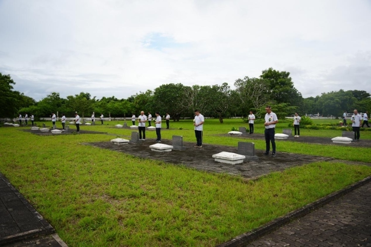 醫(yī)療隊(duì)隊(duì)員向烈士們獻(xiàn)花。中國(guó)援桑醫(yī)療隊(duì)供圖