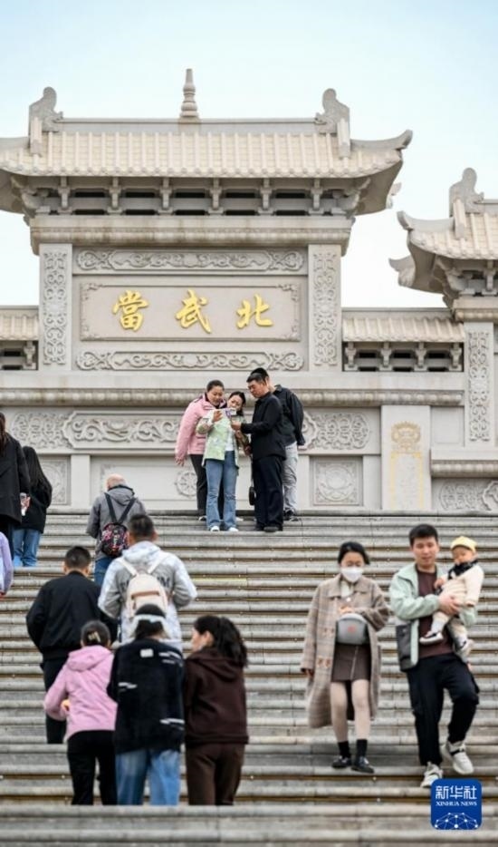4月5日，游客在寧夏石嘴山市北武當生態(tài)旅游區(qū)游玩、拍照。新華社記者 馮開華 攝