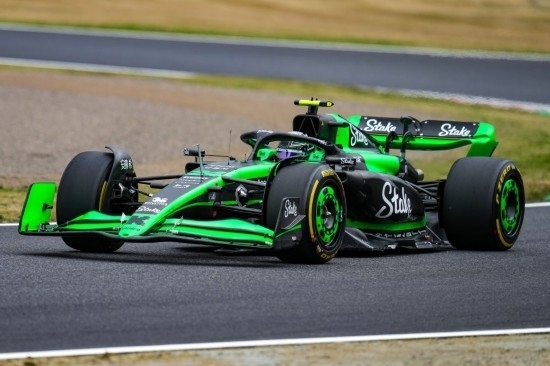 4月5日，索伯車隊(duì)中國車手周冠宇在練習(xí)賽中。新華社記者 張笑宇 攝