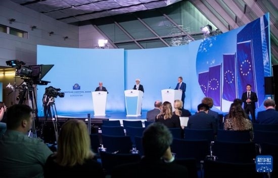 4月11日，歐洲中央銀行行長拉加德（中）在德國法蘭克福歐洲中央銀行總部出席新聞發(fā)布會。新華社記者 張帆 攝