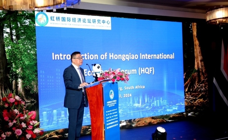 虹橋國際經(jīng)濟(jì)論壇研究中心副理事長、商務(wù)部國際貿(mào)易經(jīng)濟(jì)合作研究院副院長俞子榮致辭。（圖片來源：中國國際進(jìn)口博覽會官微）