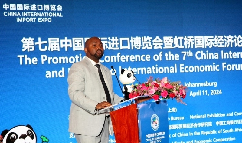 標(biāo)準(zhǔn)銀行集團(tuán)企業(yè)與商業(yè)銀行部國際貿(mào)易總經(jīng)理武巴致辭。（圖片來源：中國國際進(jìn)口博覽會官微）