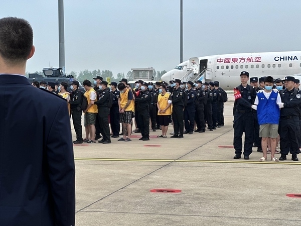 中國(guó)籍涉賭詐違法犯罪嫌疑人從柬埔寨被押解回國(guó)。人民網(wǎng)記者 郝萍攝