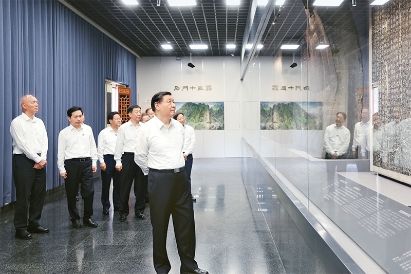 2023年7月29日，中共中央總書記、國家主席、中央軍委主席習(xí)近平在四川考察結(jié)束返京途中，來到陜西省漢中市考察。這是習(xí)近平參觀漢中市博物館有關(guān)歷史文物展陳。 新華社記者 鞠鵬/攝