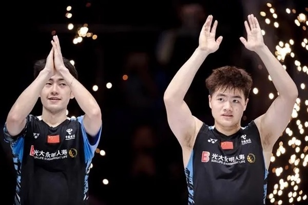4月14日，梁偉鏗（右）/王昶在頒獎儀式上。 新華社記者 江漢攝
