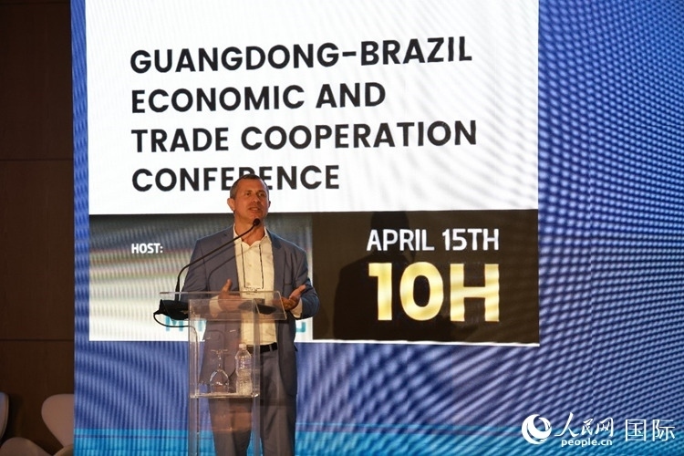 巴西里約州能源和海洋經(jīng)濟(jì)部國務(wù)秘書費(fèi)利佩·佩肖托在推介會(huì)上致辭。人民網(wǎng)記者 陳海琪攝