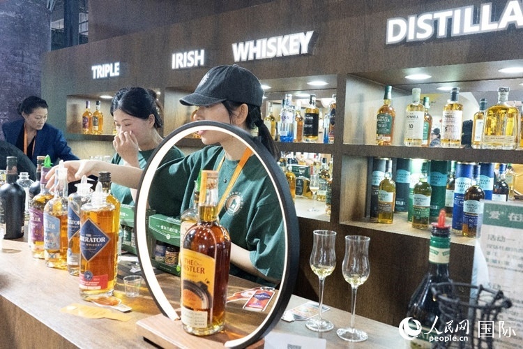 第四屆中國(guó)國(guó)際消費(fèi)品博覽會(huì)愛(ài)爾蘭國(guó)家館內(nèi)的參展商。人民網(wǎng) 常沙攝