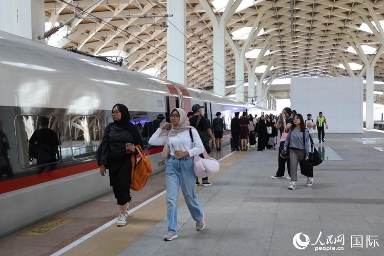 在雅萬(wàn)高鐵雅加達(dá)哈利姆站站臺(tái)，乘客準(zhǔn)備登上動(dòng)車組列車。人民網(wǎng)記者 曹師韻攝