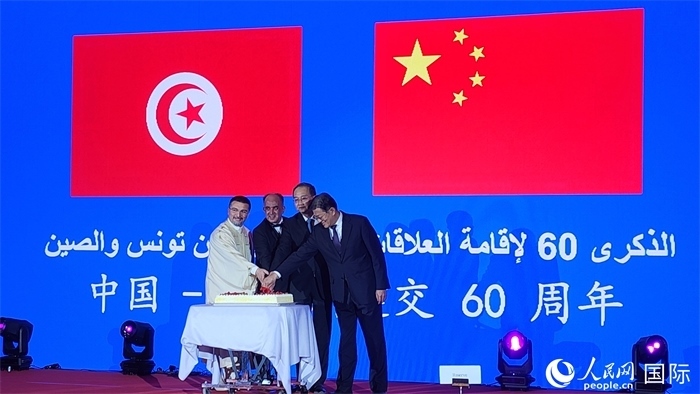 與會嘉賓共同切紀(jì)念蛋糕，從左至右分別為突尼斯國家旅游局局長侯賽因、突尼斯駐華大使阿迪勒·阿拉比、外交部副部長鄧勵、中國人民對外友好協(xié)會副會長李?？?。人民網(wǎng)記者 萬宇攝