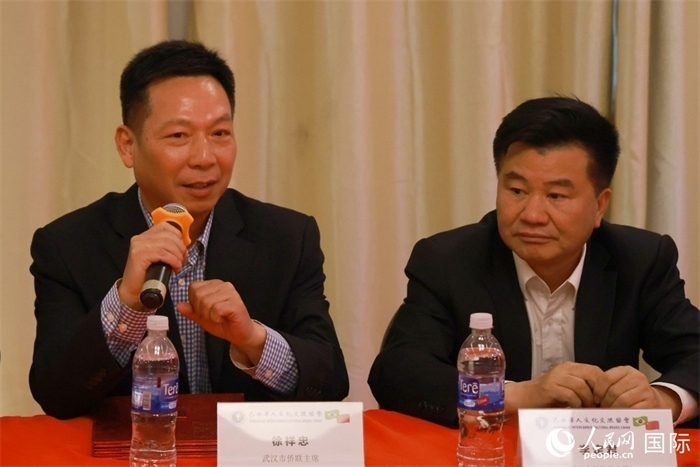 武漢市僑聯(lián)主席徐祥忠（左）在座談會(huì)上致辭。人民網(wǎng)記者 陳海琪攝