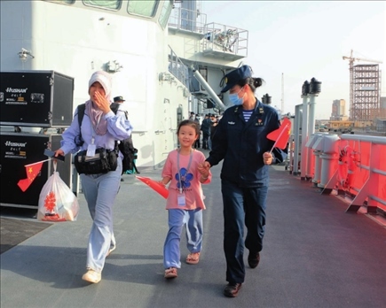 海軍軍艦赴蘇丹緊急撤離我在蘇丹人員。圖為海軍官兵帶領(lǐng)同胞登艦（2023年4月26日攝）。丁家興攝