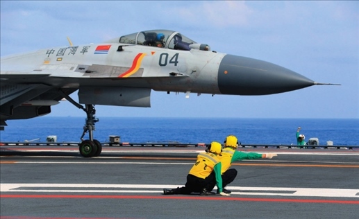 遼寧艦起飛助理作出放飛手勢，殲-15艦載戰(zhàn)斗機起飛（2020年4月攝）。張凱攝