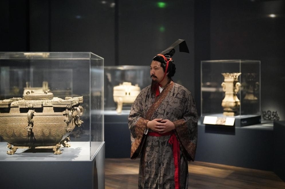 4月19日，一名觀眾身著漢服在美國舊金山亞洲藝術博物館舉辦的“鳳凰故國——青銅時代曾楚藝術展”上參觀。新華社記者吳曉凌攝