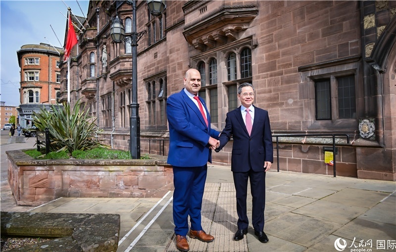 圖為中國駐英國大使鄭澤光在考文垂市政廳會見現(xiàn)場。人民網(wǎng) 郭錦標(biāo)攝