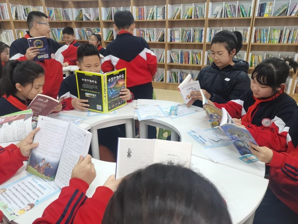 3月28日，遼寧省沈陽市鐵西區(qū)重工街第一小學(xué)的同學(xué)們在智慧圖書借閱室里專注閱讀。（沈陽市鐵西區(qū)委宣傳部供圖）