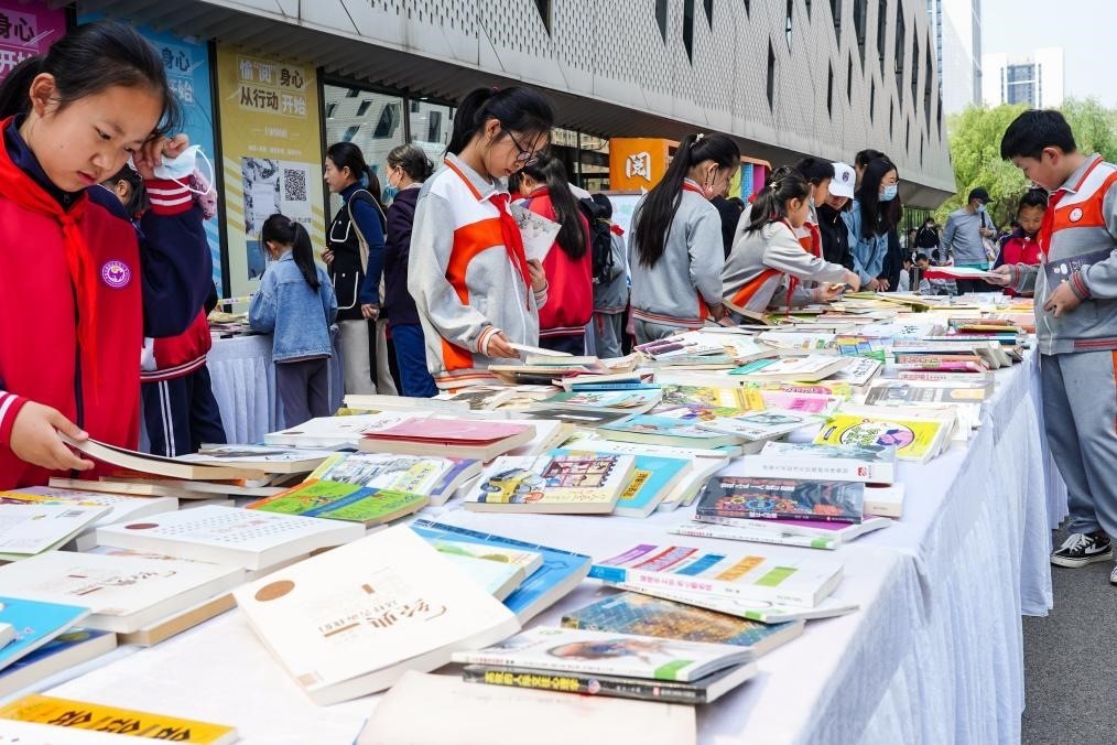 4月20日，山東省濟(jì)南市第十四屆“書香泉城”全民閱讀節(jié)在濟(jì)南市圖書館啟動，小學(xué)生在閱讀節(jié)上參與換書活動。新華社記者 朱崢 攝