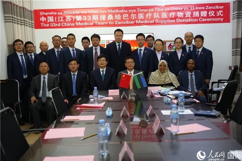 中非雙方代表及醫(yī)療隊(duì)在捐贈(zèng)現(xiàn)場(chǎng)合影。中國(guó)援桑醫(yī)療隊(duì)供圖