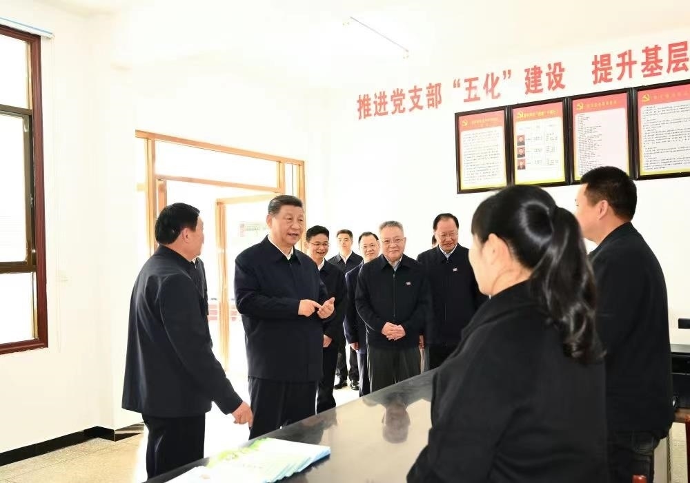 △2024年3月19日，習(xí)近平總書記在湖南常德市鼎城區(qū)謝家鋪鎮(zhèn)港中坪村黨群服務(wù)中心了解當(dāng)?shù)貫榛鶎訙p負(fù)、提升基層治理效能等情況。