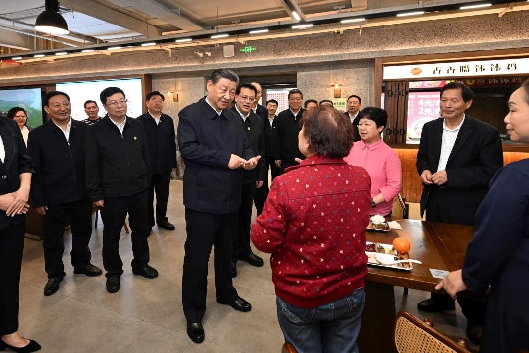 △2024年4月22日，習(xí)近平總書記來到重慶九龍坡區(qū)謝家灣街道民主村社區(qū)考察。