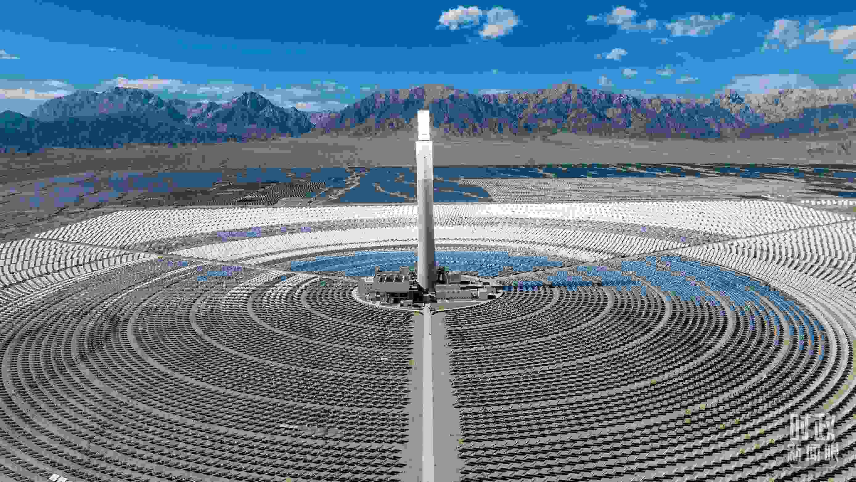 △青海海西德令哈塔式熔鹽儲能光熱發(fā)電廠。（圖/視覺中國）