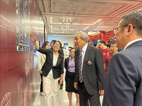 工作人員為泰國前副總理、泰中文化促進委員會主席披尼講解展覽內(nèi)容。中國駐泰國大使館供圖