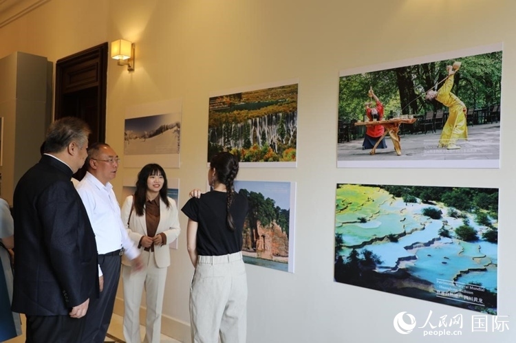 四川省文化和旅游廳副廳長(zhǎng)王成平、墨西哥松林文化中心展覽部主任盧西亞·恩里克斯·岡薩雷斯·薩拉維亞、墨西哥中國(guó)文化中心主任石岳文參觀圖片展。拍攝者為墨西哥分社外籍雇員埃內(nèi)斯托·多明戈斯