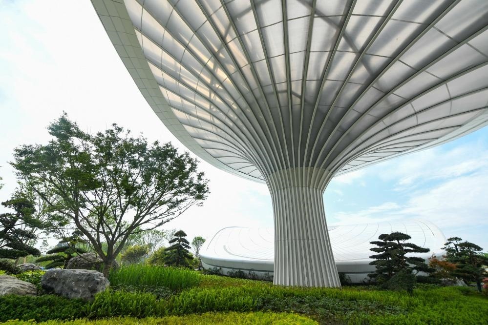 這是2024年4月22日拍攝的成都世園會主會場入口處的“芙蓉花”底部，它兼具收集雨水、循環(huán)利用的功能。新華社記者 王曦 攝