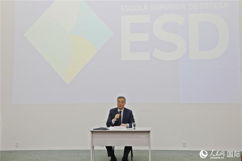 當(dāng)?shù)貢r(shí)間4月23日，中國(guó)駐巴西大使祝青橋應(yīng)邀在巴西高等防務(wù)學(xué)院作專題講座，全面介紹中國(guó)外交和國(guó)防政策、經(jīng)濟(jì)形勢(shì)及中巴關(guān)系前景。 人民網(wǎng)記者 陳一鳴攝