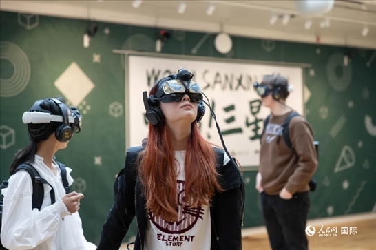 體驗(yàn)三星堆VR文化。中國(guó)駐瑞典大使館供圖