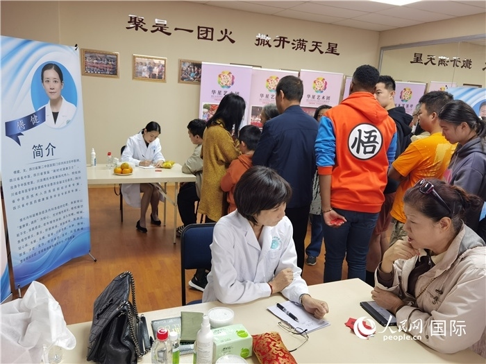 中醫(yī)專家為當(dāng)?shù)厝A僑華人提供中醫(yī)咨詢和診療服務(wù)。 （本報(bào)記者 楊謳 攝）