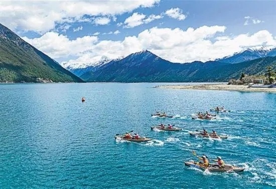 2024年4月20日，2024年巴松措國際漂流公開賽的選手在比賽中。 新華社記者 孫非攝